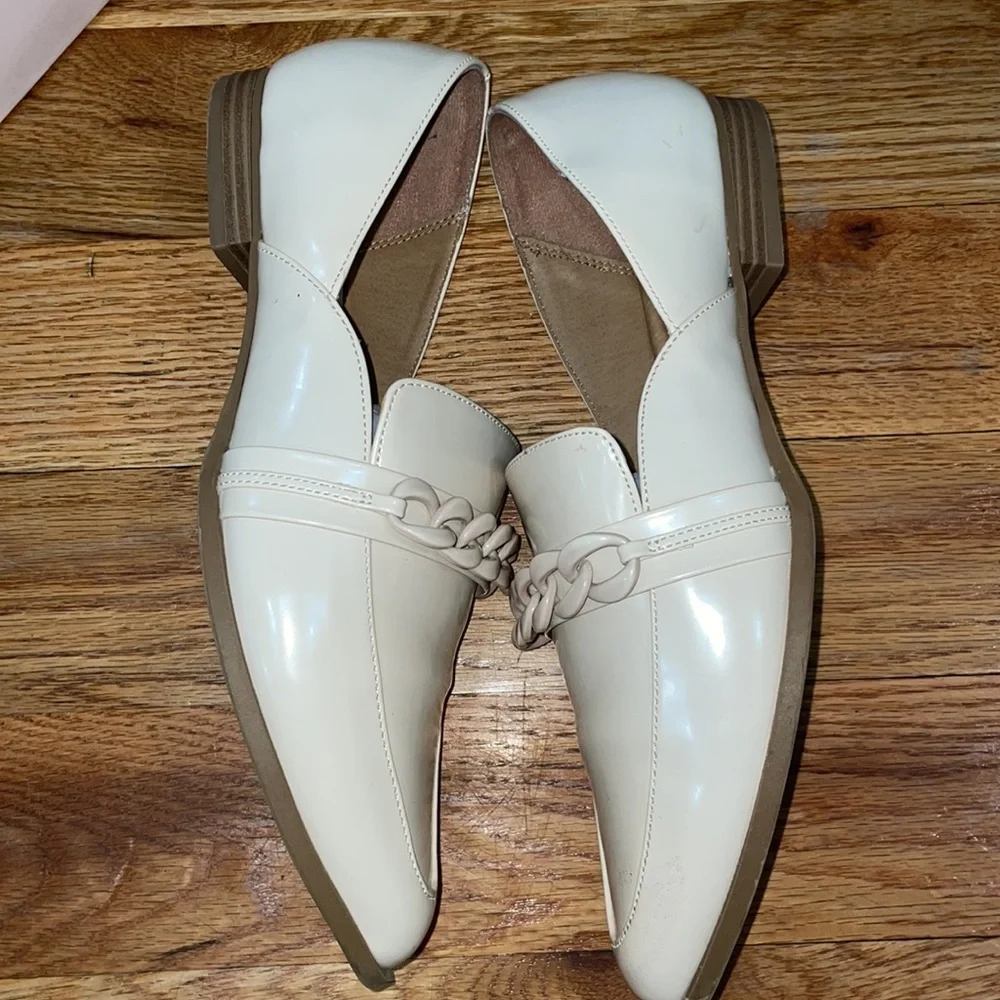 LC Lauren Conrad Cream Patent Leather Loafers with Chain Detail DEMII sz 11